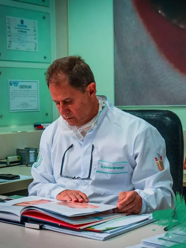 Dr. Eduardo Berwanger analisando casos clinicos em seu consultorio