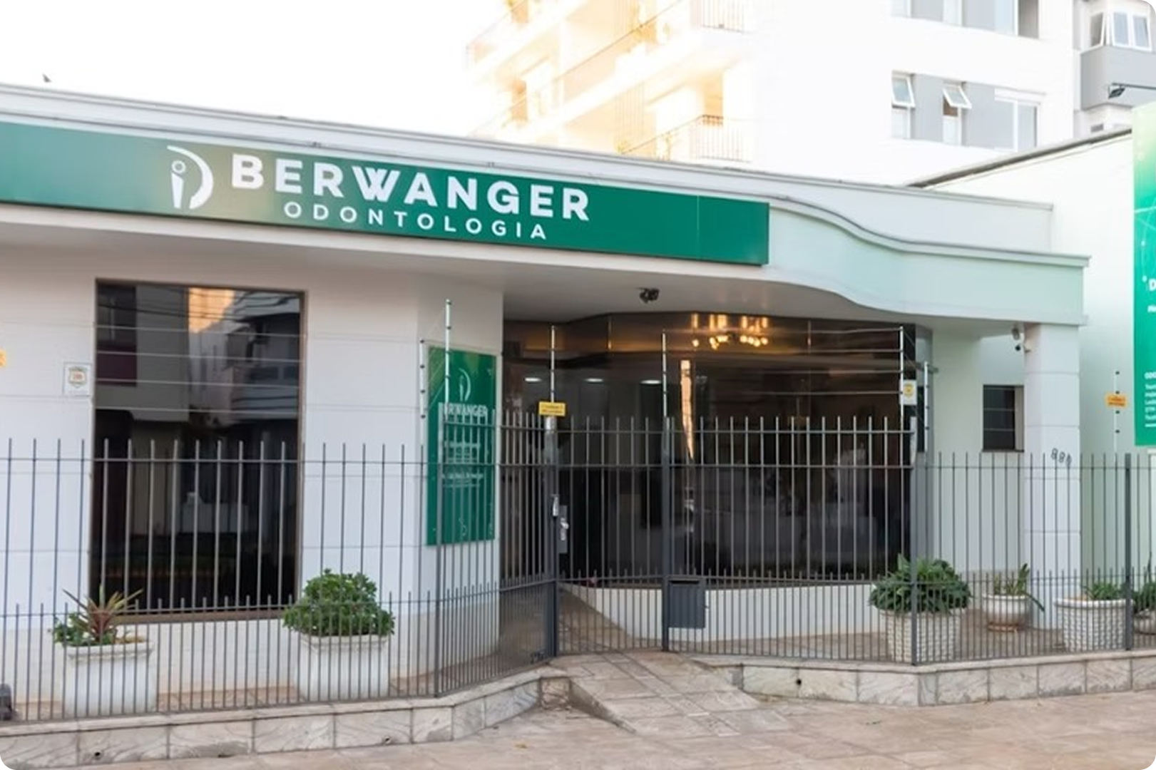 Fachada moderna da Clínica Berwanger Odontologia em Santo Ângelo